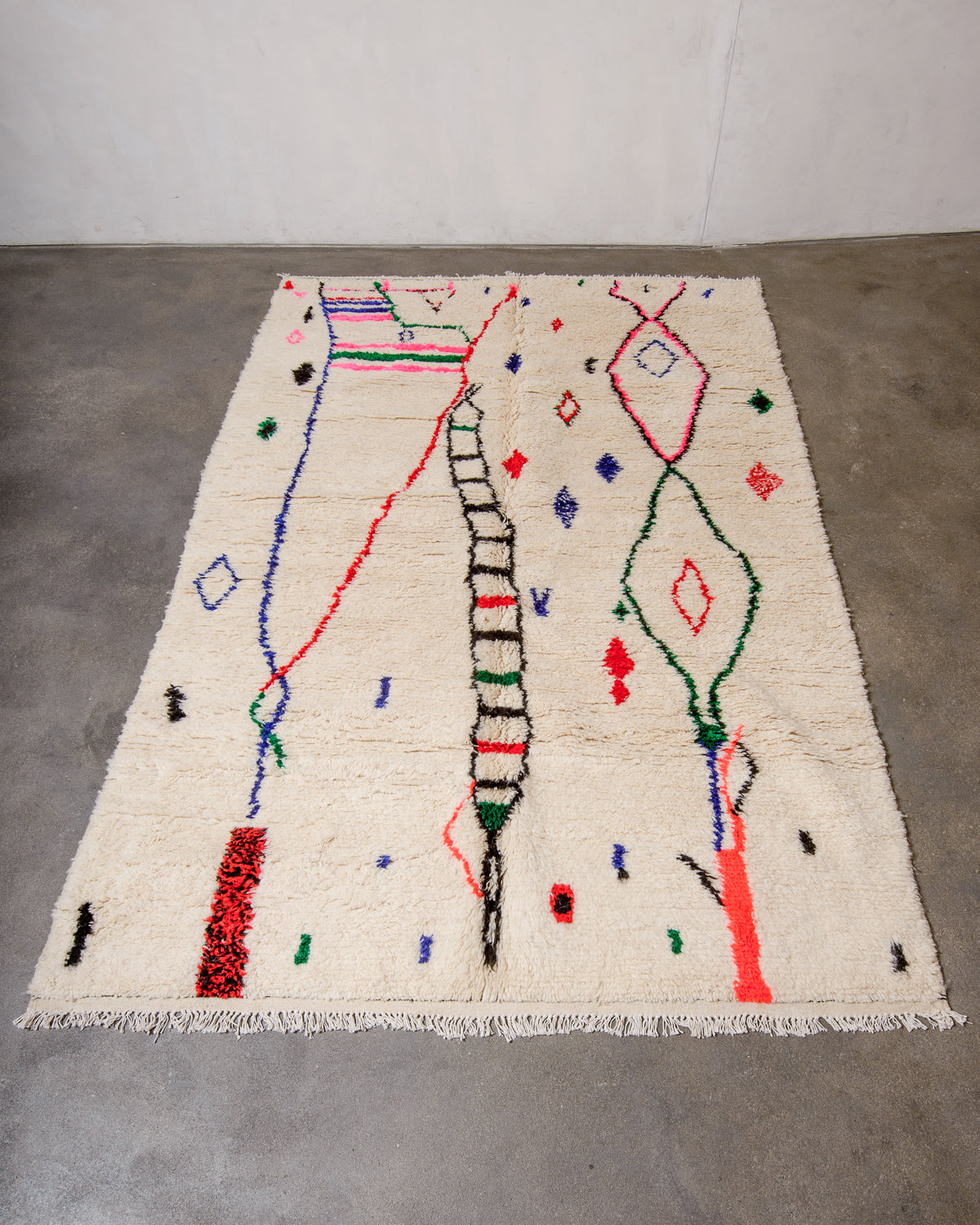 Modern designer handcrafted Berber rug from Morocco. Azilal rug with beautiful colours and patterns. Made of sheep’s wool and cotton.